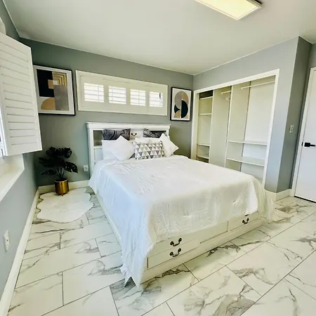 Cozy Modern Rose House * Garden Grove