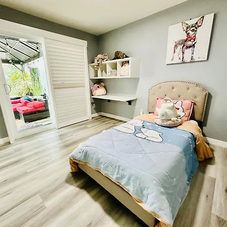 Cozy Modern Rose House Apartment Garden Grove